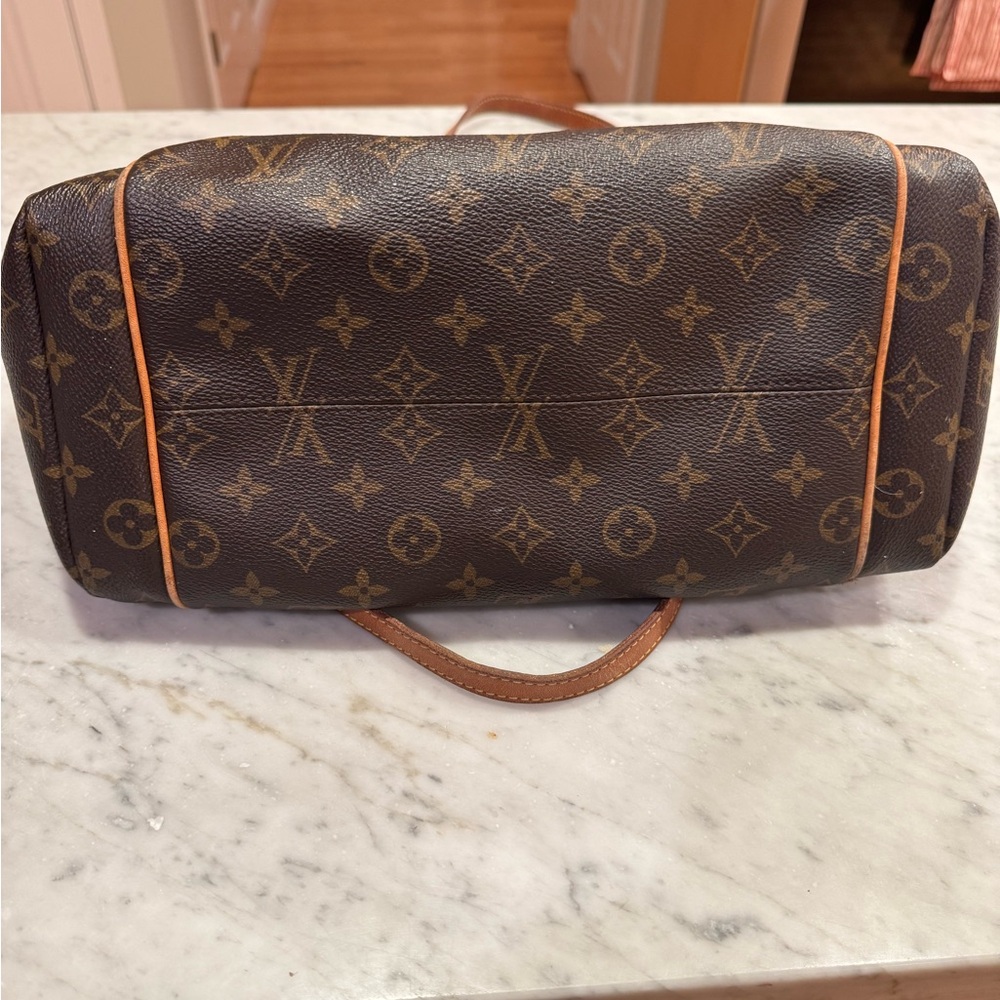 Louis Vuitton Monogram Leather Totally PM with Zipper Closure - Picture 6 of 10